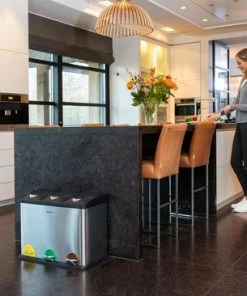 Groothandel ⌛ Homra STEPHS Afvalscheiding Prullenbak Met 3 Vakken - 3 X 15L Inhoud - Trio Pedaalemmer - 45 Liter - Vingerafdrukvrij - Vuilafstotend - Anti-slip - Hoogwaardig RVS - Duurzaam ABS Kunststof - RVS - Hygiënisch Recyclen - Afvalscheidingsprullenbak ???? -Yoshiko Shop 550x366 7