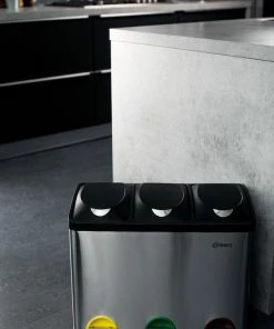 Groothandel ⌛ Homra STEPHS Afvalscheiding Prullenbak Met 3 Vakken - 3 X 15L Inhoud - Trio Pedaalemmer - 45 Liter - Vingerafdrukvrij - Vuilafstotend - Anti-slip - Hoogwaardig RVS - Duurzaam ABS Kunststof - RVS - Hygiënisch Recyclen - Afvalscheidingsprullenbak ???? -Yoshiko Shop 550x824